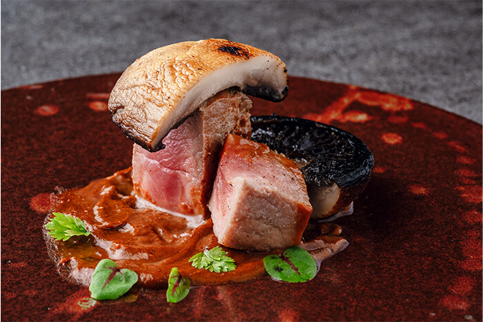 【スペシャルコース メイン】豚ヒレ肉のステーキ 〜マッシュルームのスパイスステーキソース〜