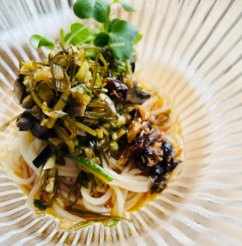 マッシュルームと龍神椎茸の山形だしの玄米パスタ with ヴィーガンXO醤