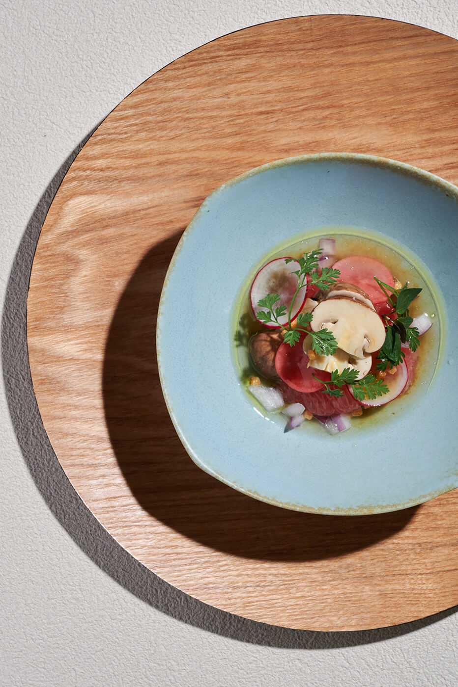 Mushroom aguachile with green tea, mushrooms in oil and grapefruit01