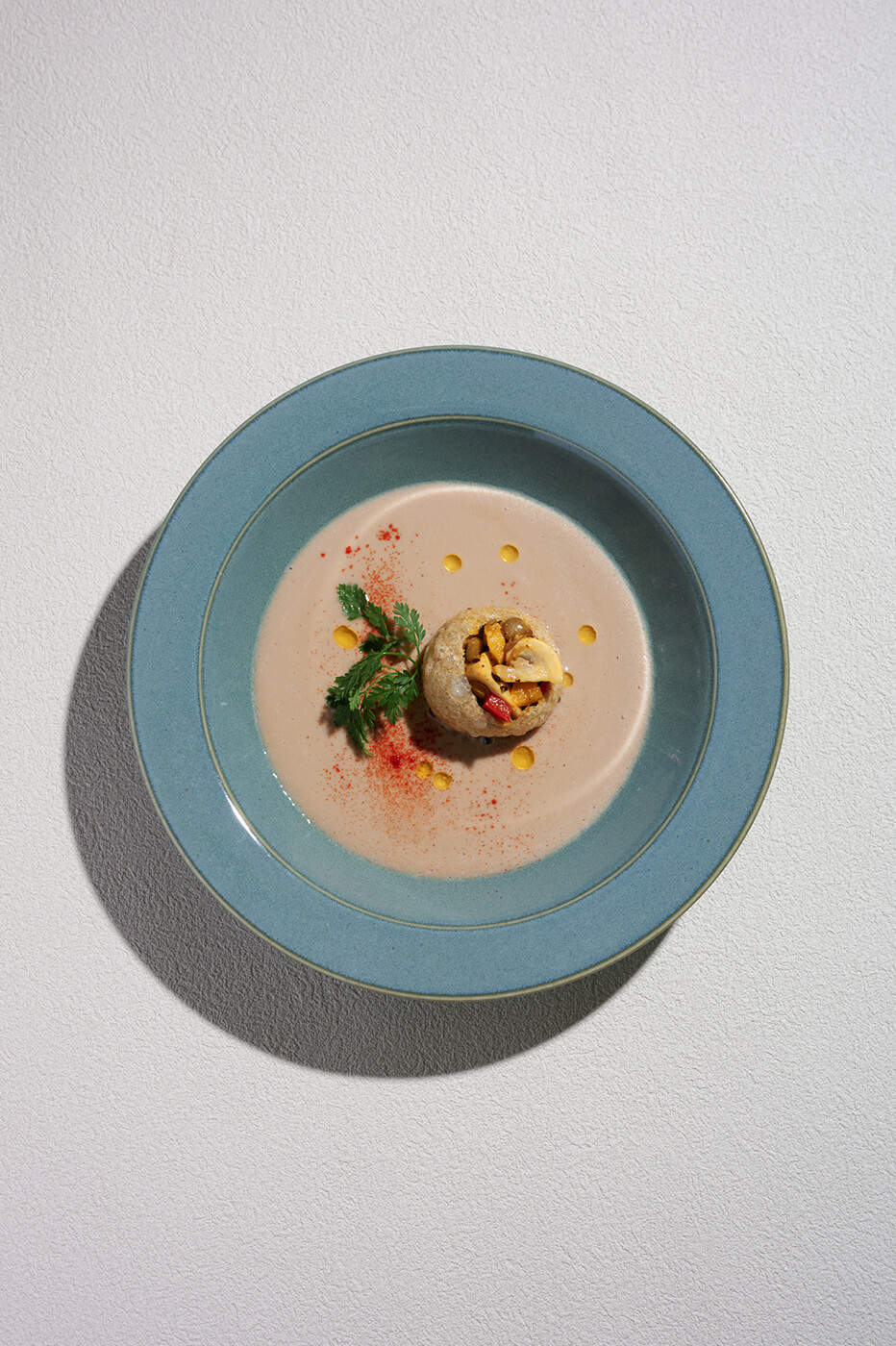 Mushroom soup with panipuri and spicy lentils01