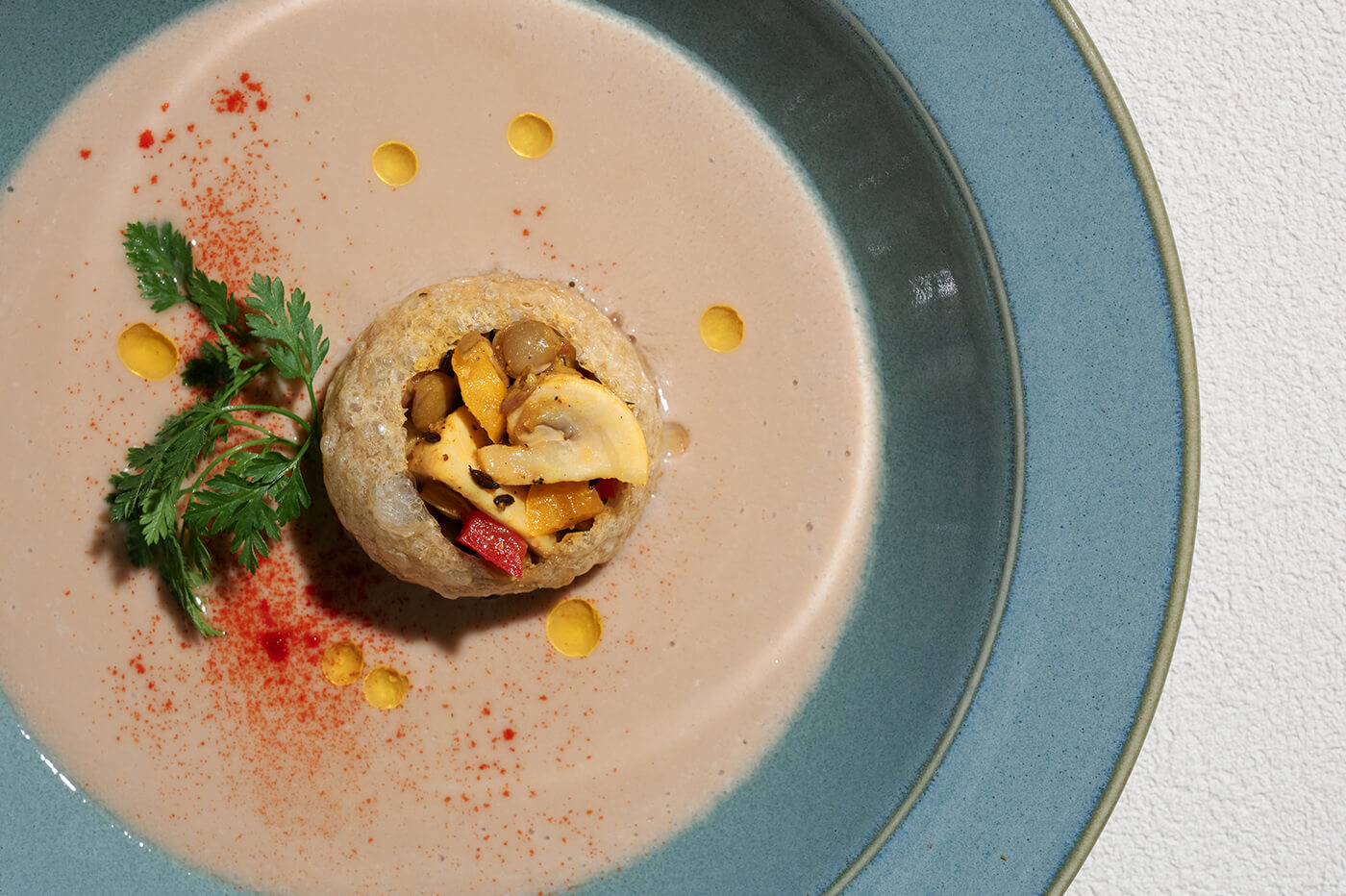 Mushroom soup with panipuri and spicy lentils02