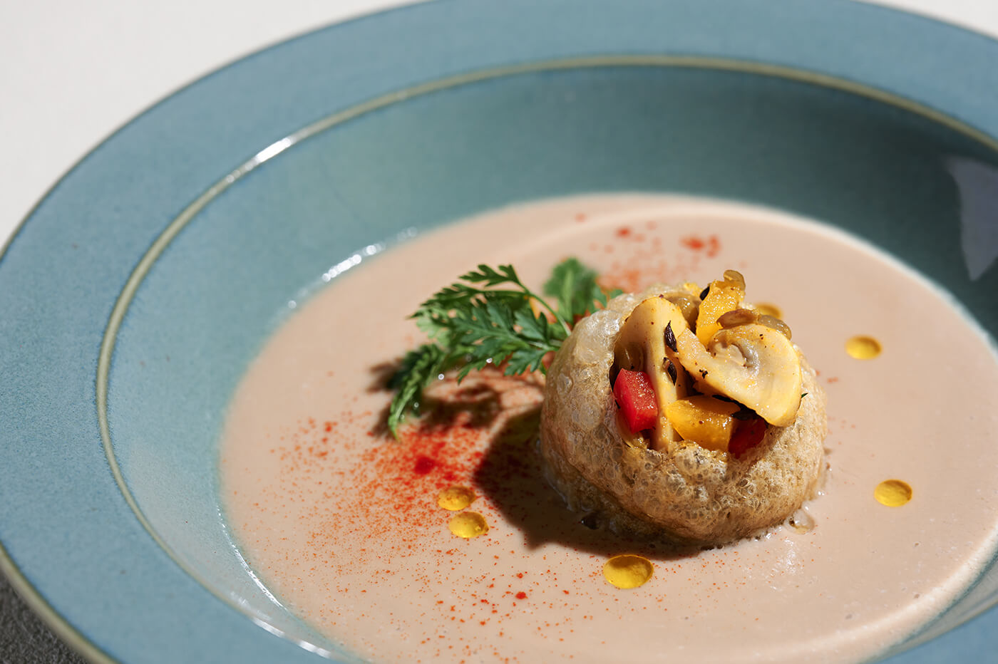 Mushroom soup with panipuri and spicy lentils03